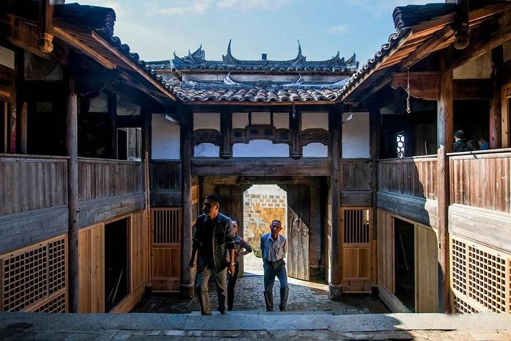 逃离废弃的建筑